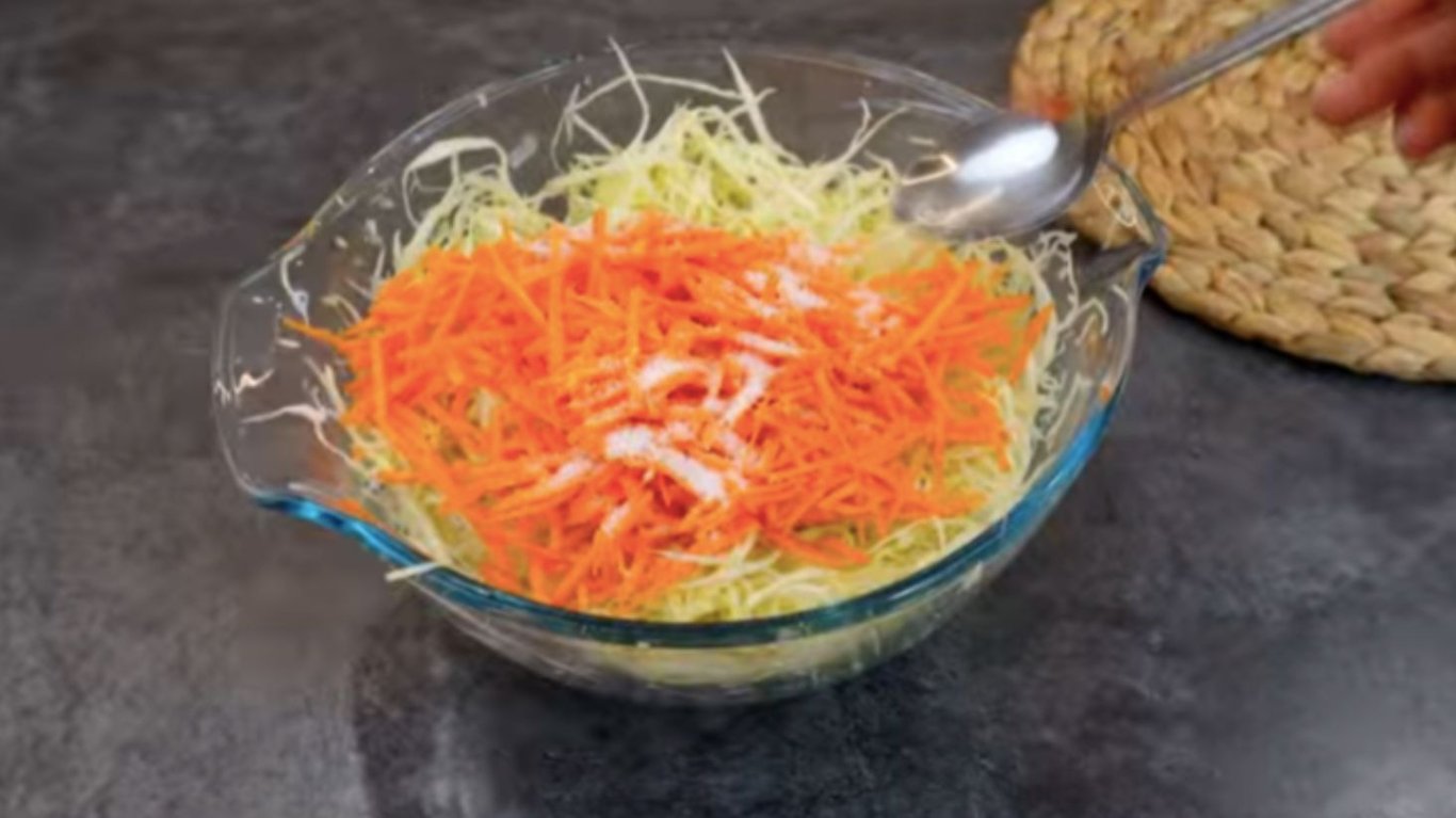 смачний салат з капустою