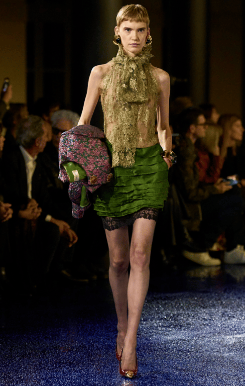 Такі блузи можна носити з різним одягом