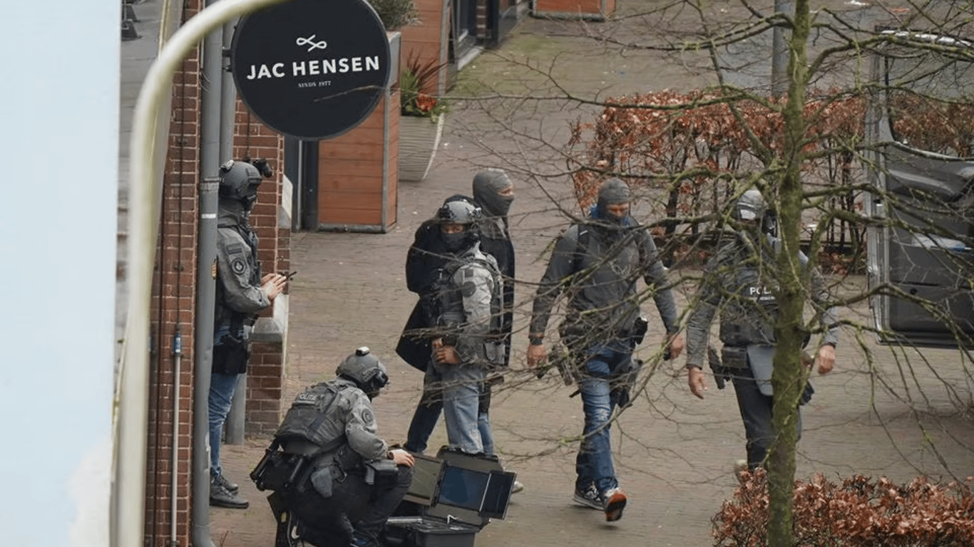 Захоплення заручників у кафе в Нідерландах — поліція змогла звільнити трьох людей