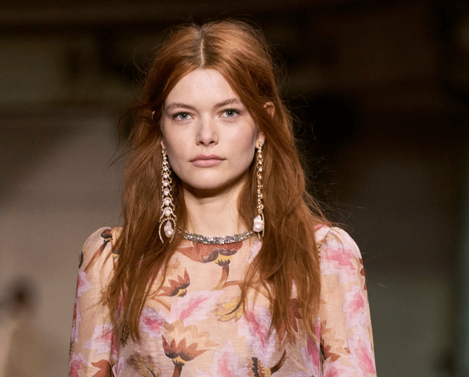 Объемные серьги добавят романтичности образу