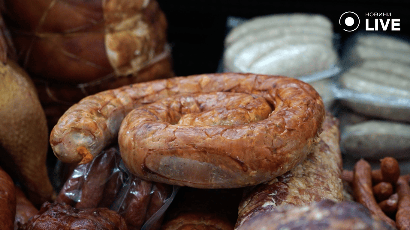 Копчена ковбаса на прилавку