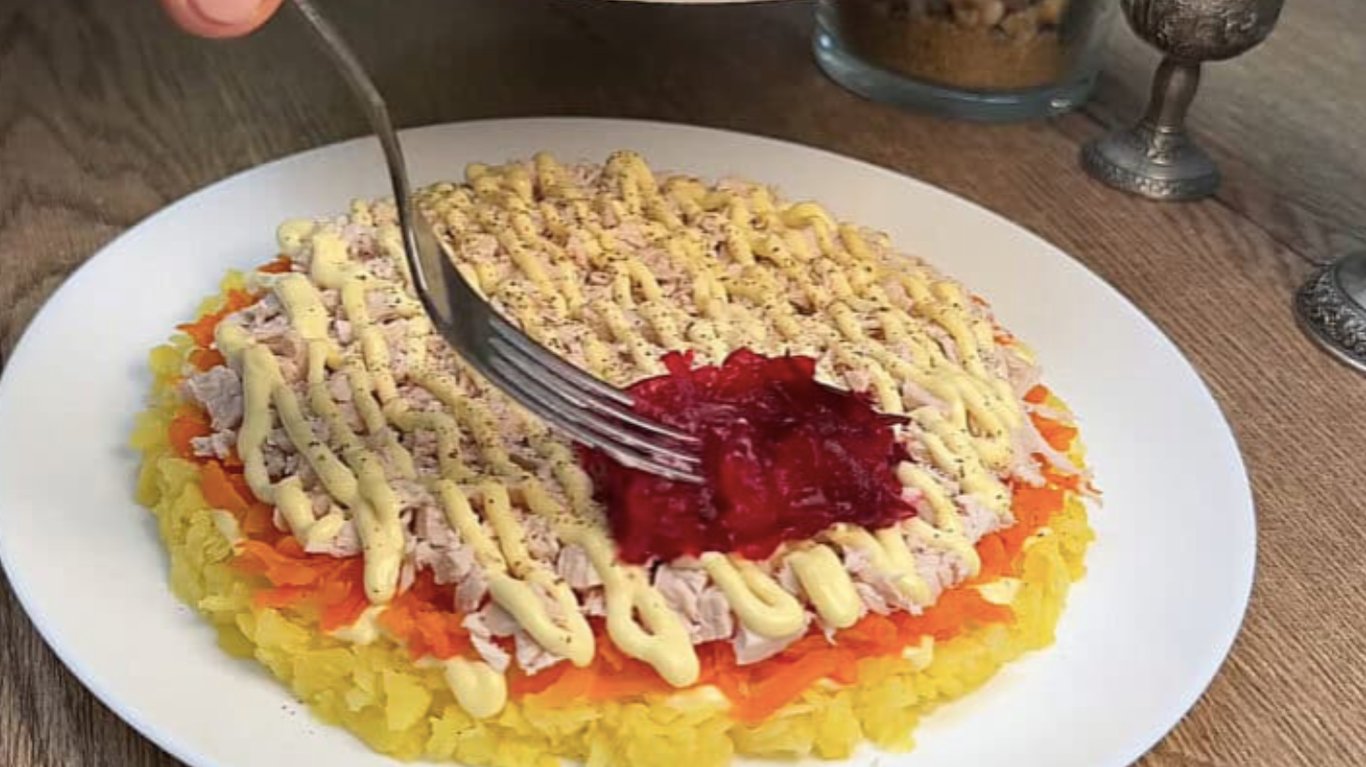 смачний святковий рецепт салату з куркою та овочами