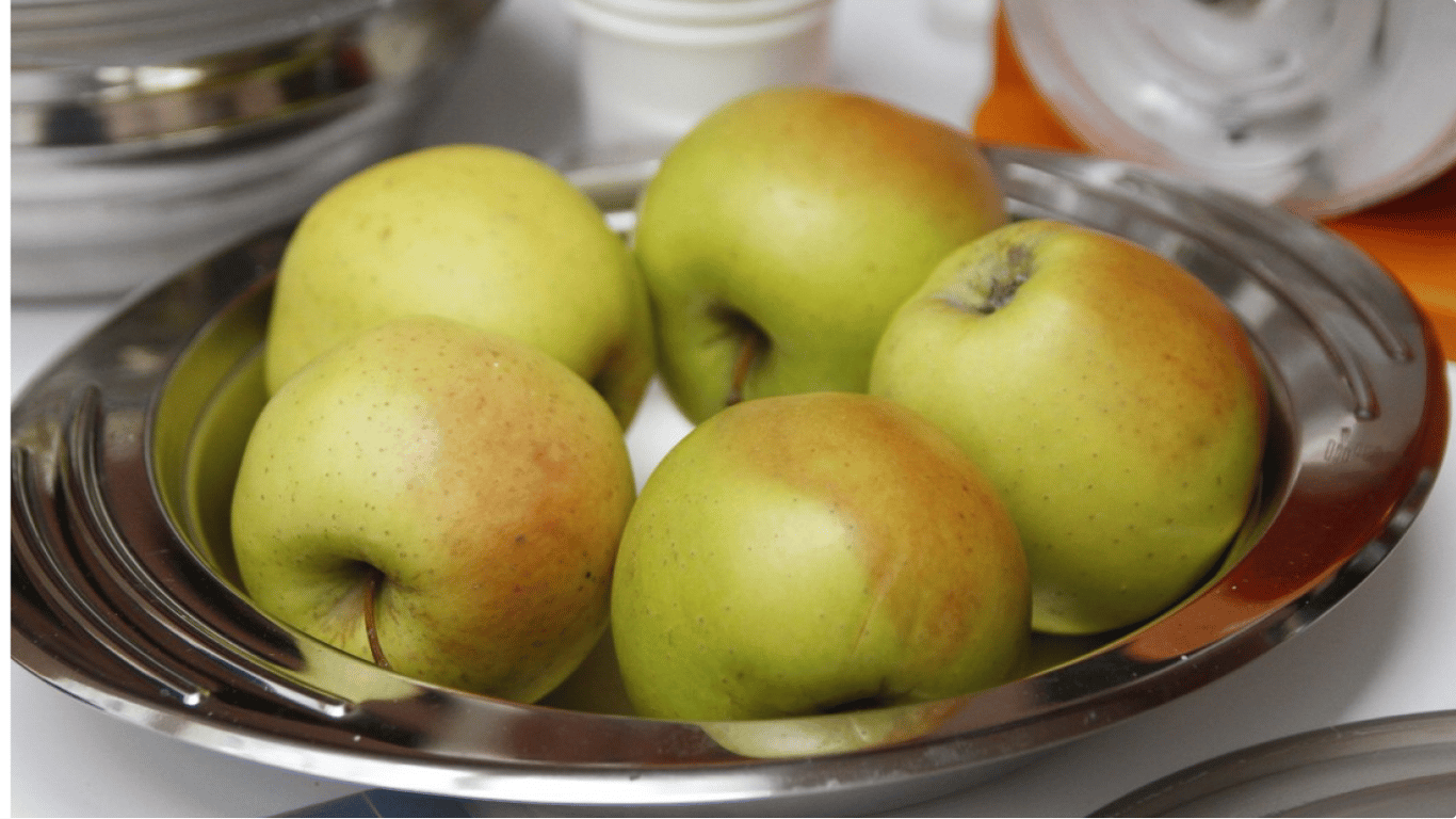 Будуть дешевими: українцям обіцяють, що ціни на яблука знизяться