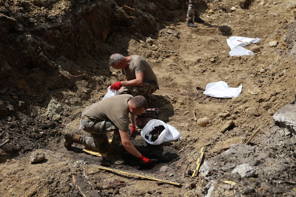 Садовий показав, як з Пагорба Слави демонтували вхідну колону - фото 2