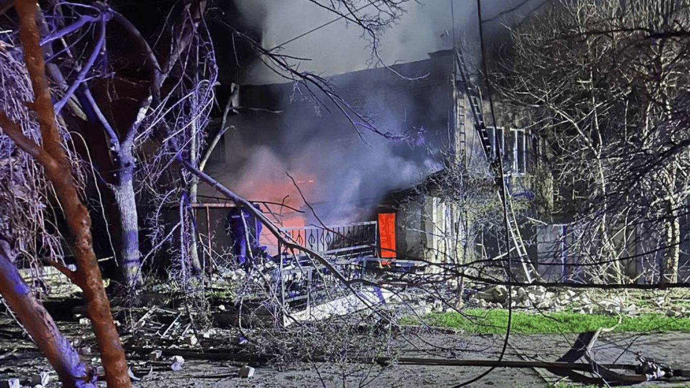 В Одессе разрушены этажи высотки, под завалами могут быть люди