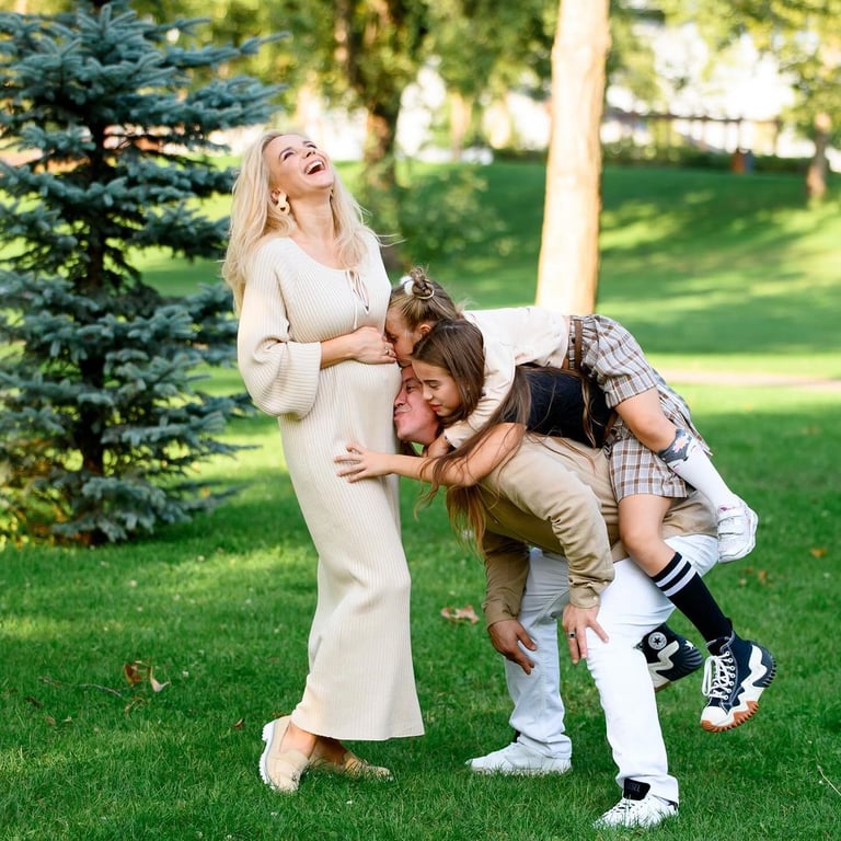 Беременная Лилия Ребрик со своей семьей