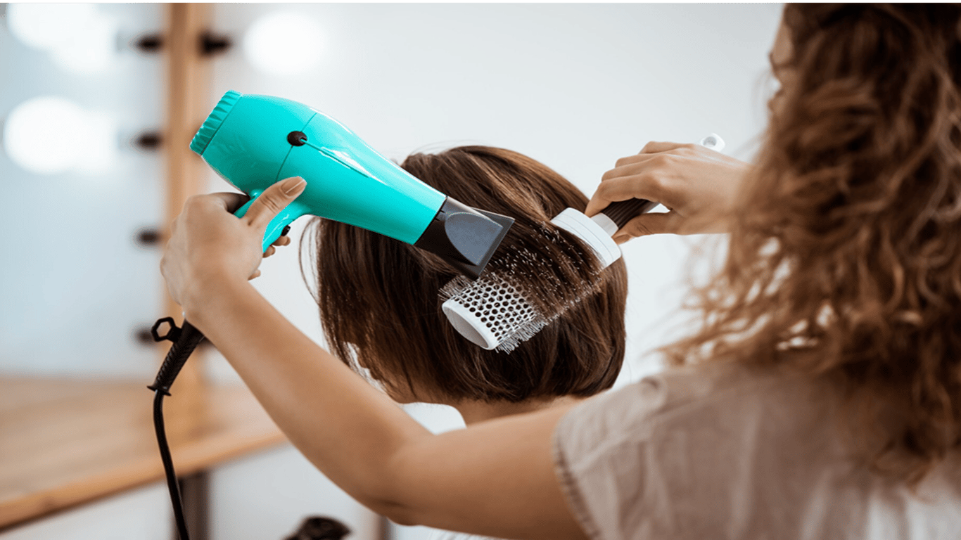 Самая распространенная ошибка при укладке волос, что старит лицо