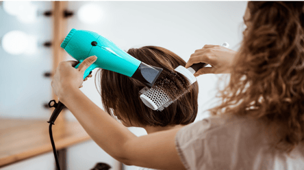 Самая распространенная ошибка при укладке волос, что старит лицо - 285x160