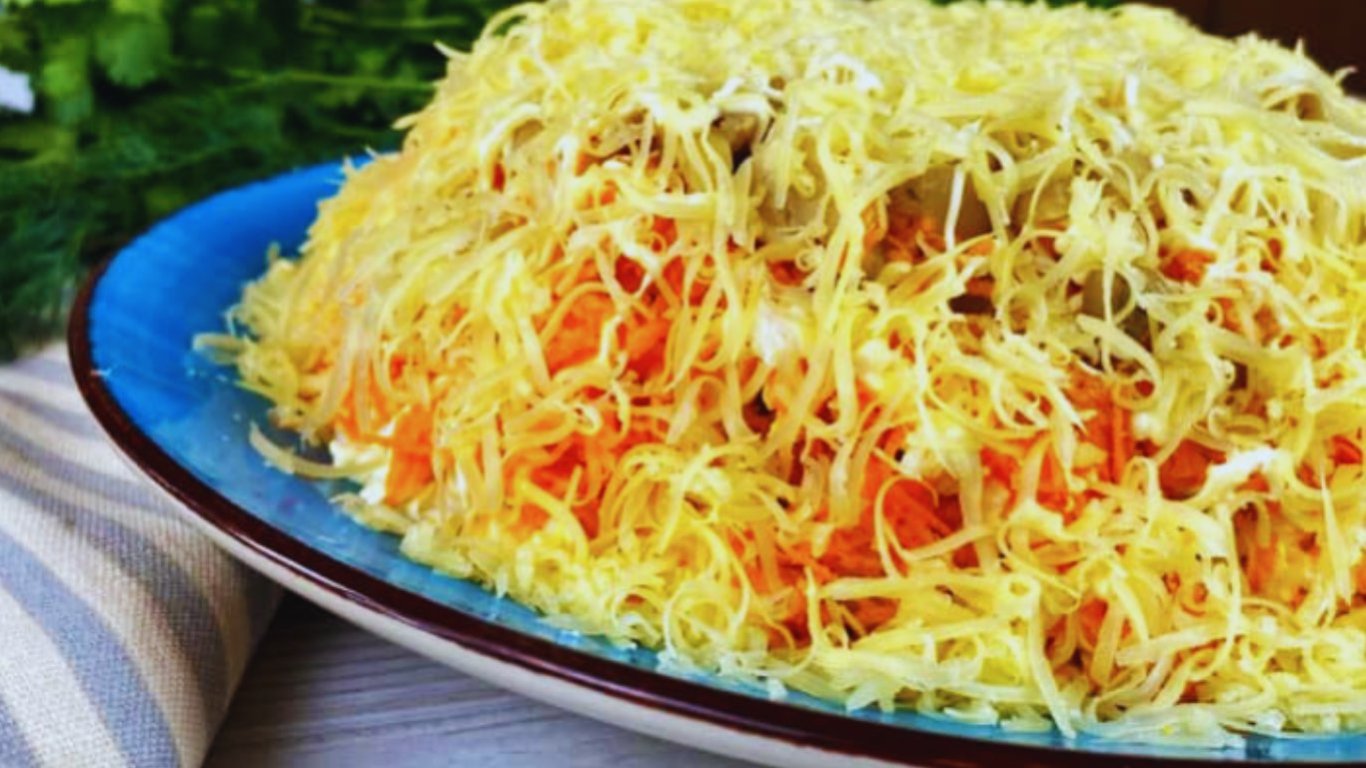 Салат Маруся: понадобится 200 г колбасы и маринованные огурцы рецепт с фото