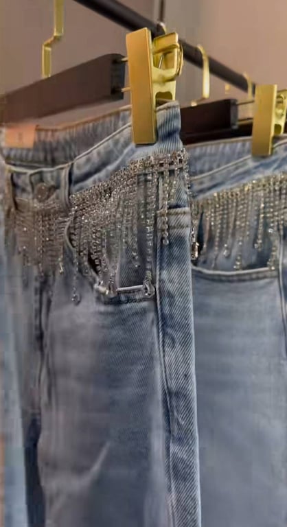 Джинсы могут иметь оригинальный вид