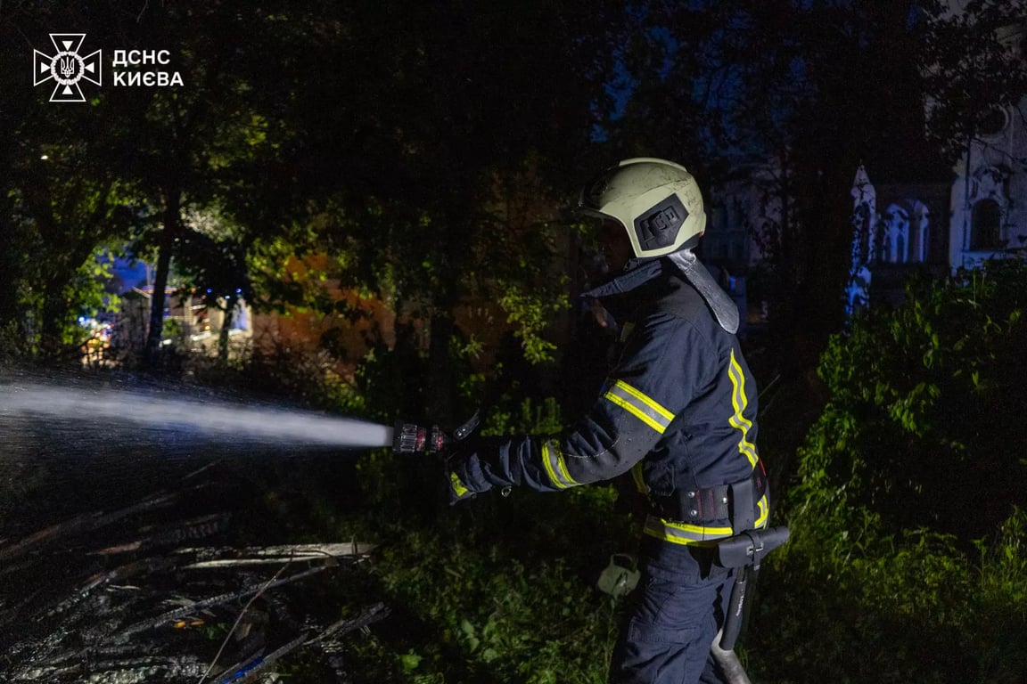 У Києві сталася пожежа на території пам’ятки архітектури XVIII століття — фото - фото 1