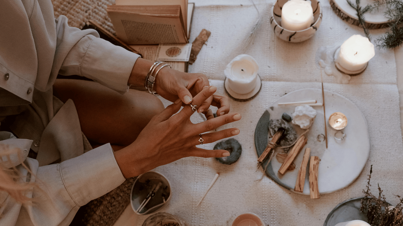 Яким знакам Зодіаку не можна носити золото та срібло