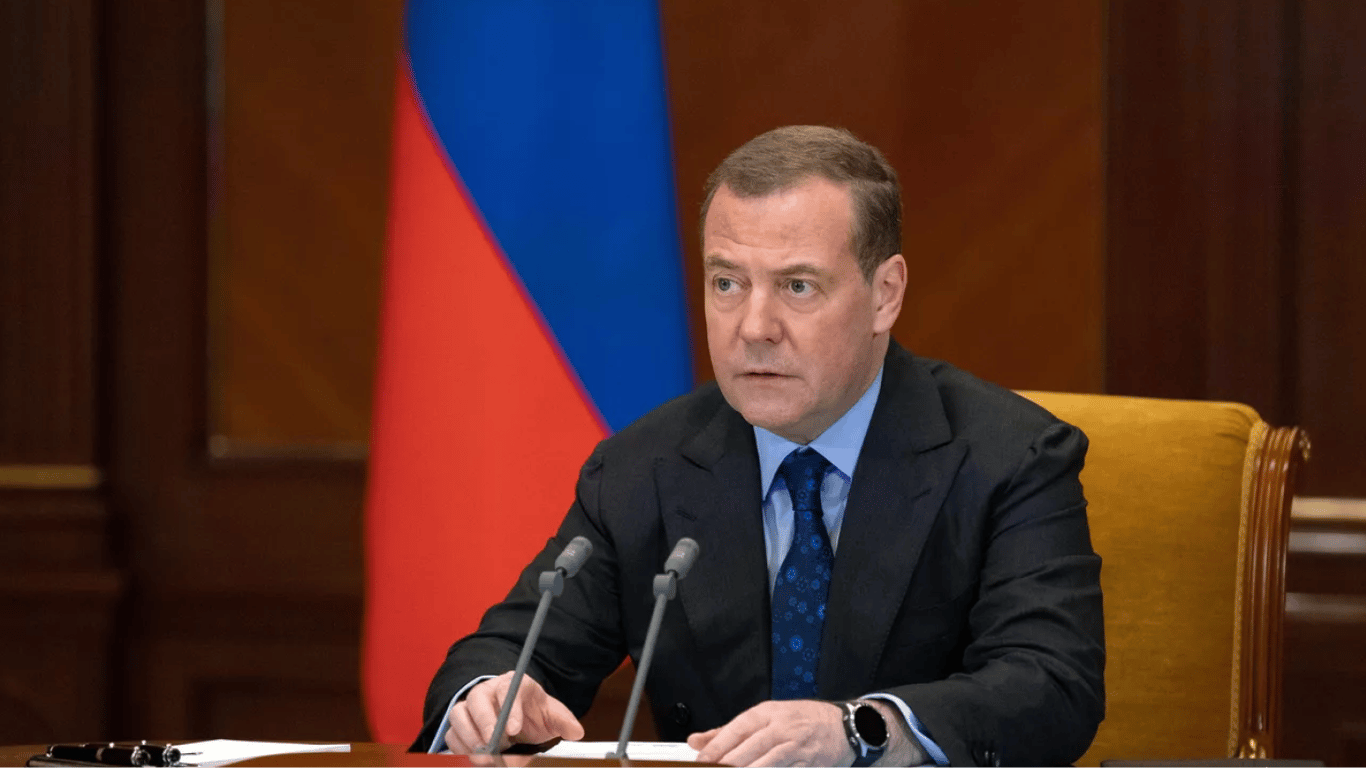 Медведев вызверился на Украину из-за отказа в перемирии на Рождество