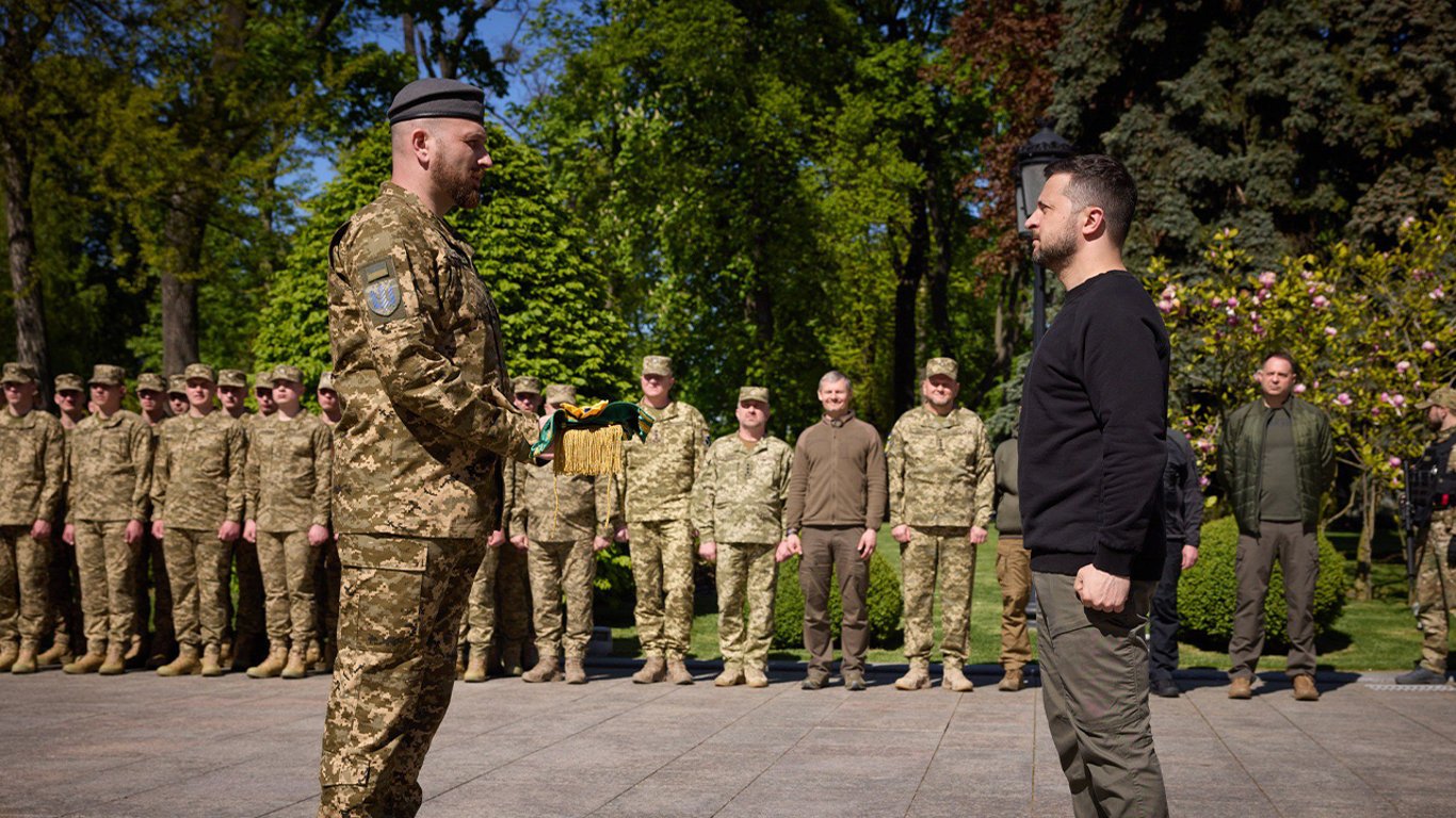 Зеленський привітав воїнів-піхотинців та вручив їм державні нагороди