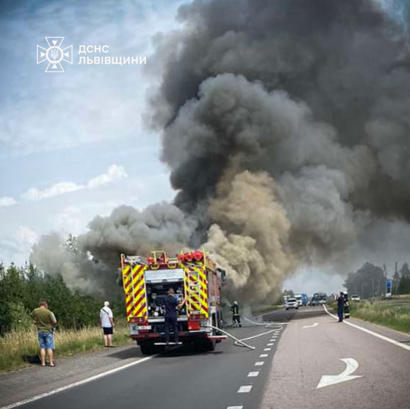 столб дыма на месте возгорания автобуса