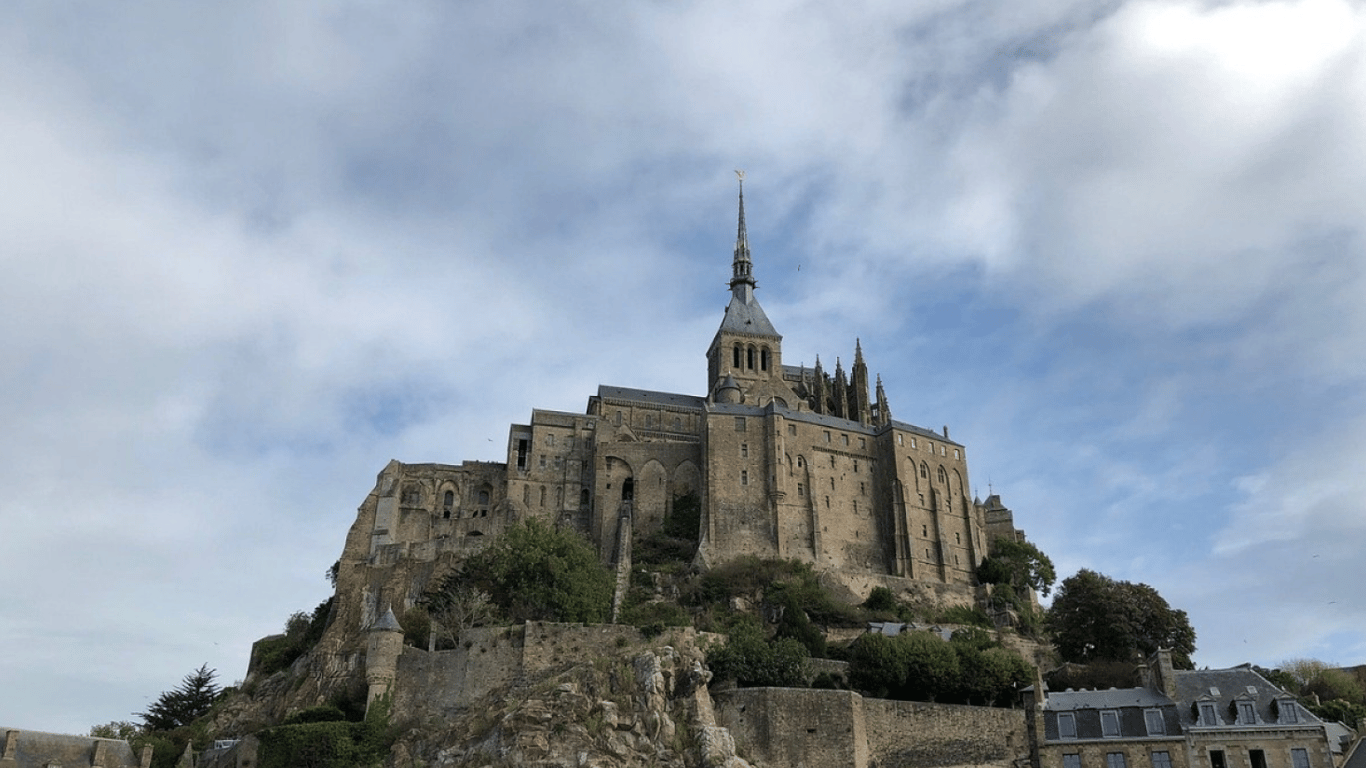 Де відпочити у Франції восени — казковий острів зі старовинним абатством (фото)