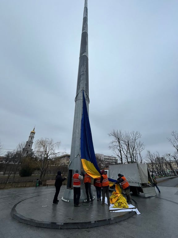 В Харькове приспустили государственный флаг — что произошло - фото 4