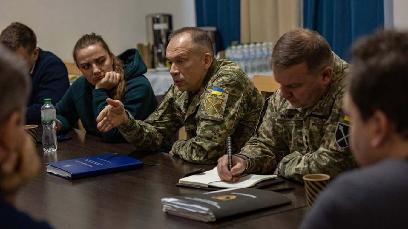 Сирський зустрівся з військовими та цивільними блогерами