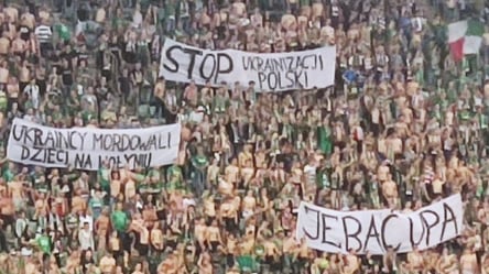 Польські вболівальники вивісили антиукраїнські банери на футбольному матчі - 285x160
