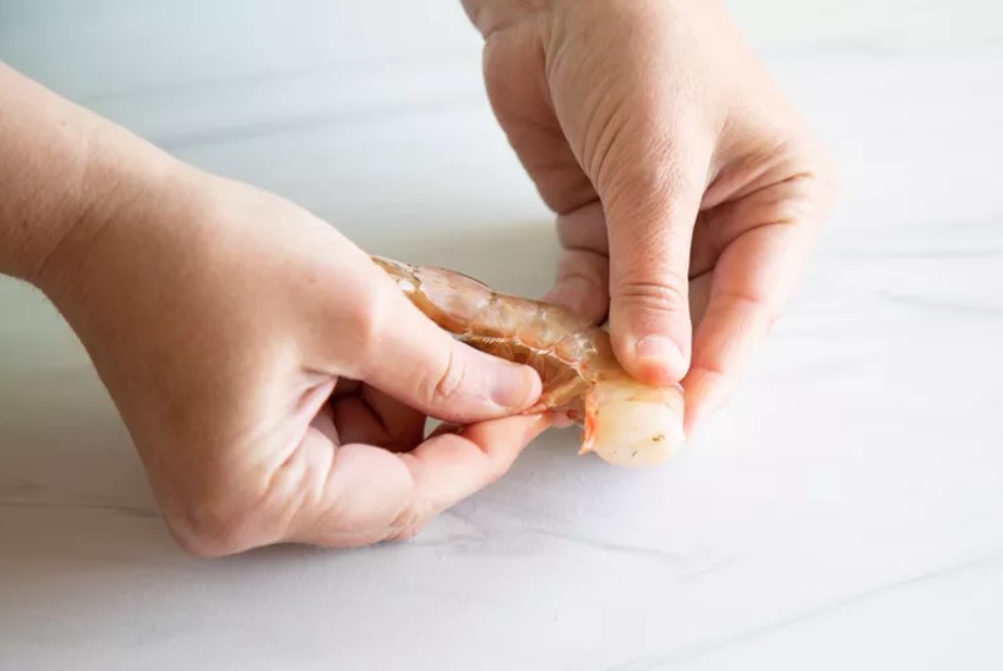 Как легко почистить кучу креветок в считанные минуты - малоизвестный лайфхак - фото 1