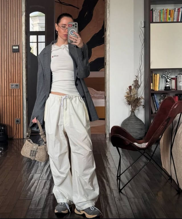 Молочні штани "парашути" легко комбінувати з різним одягом