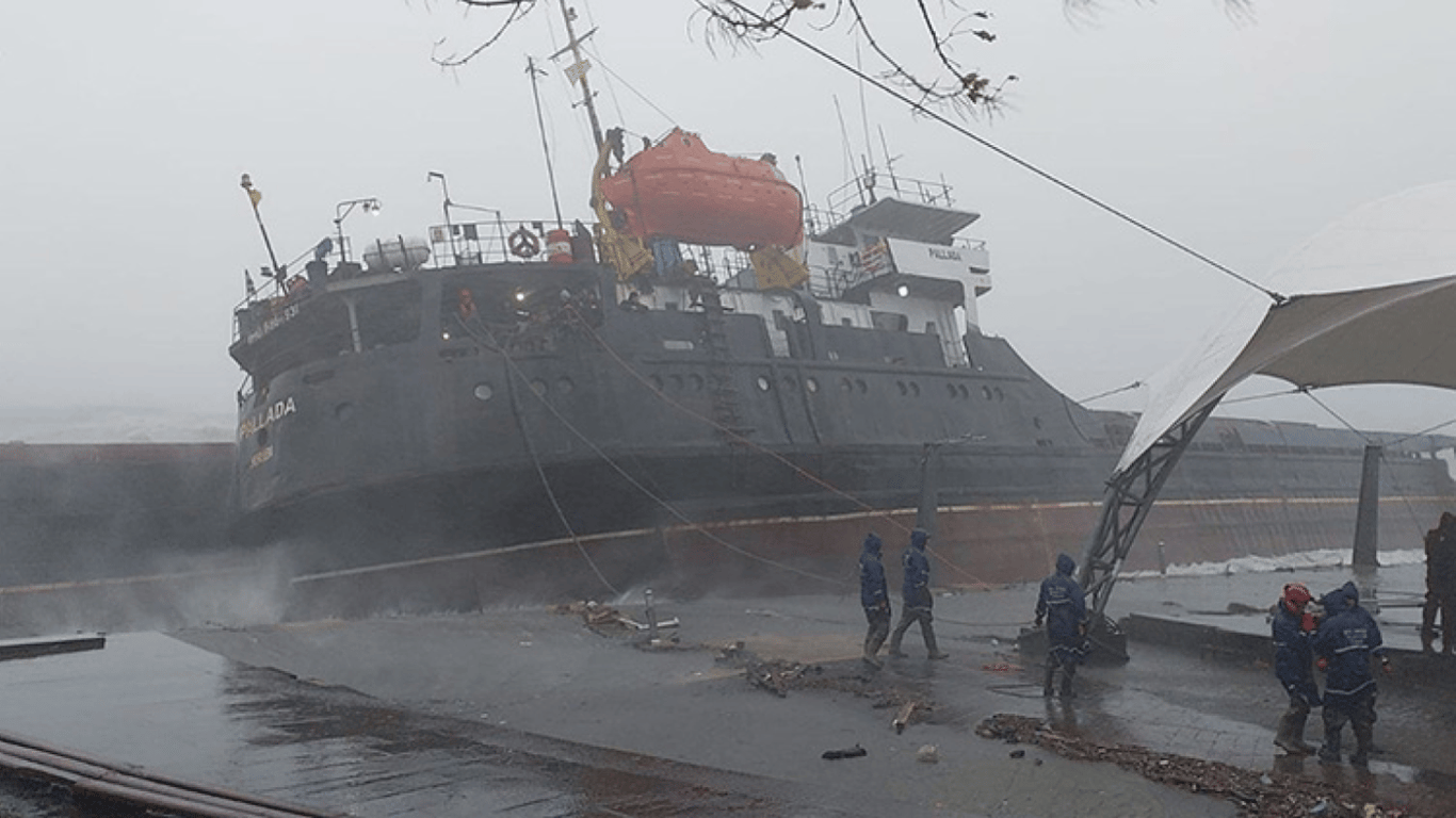 Из-за сильного шторма у берегов Турции пополам разломился сухогруз
