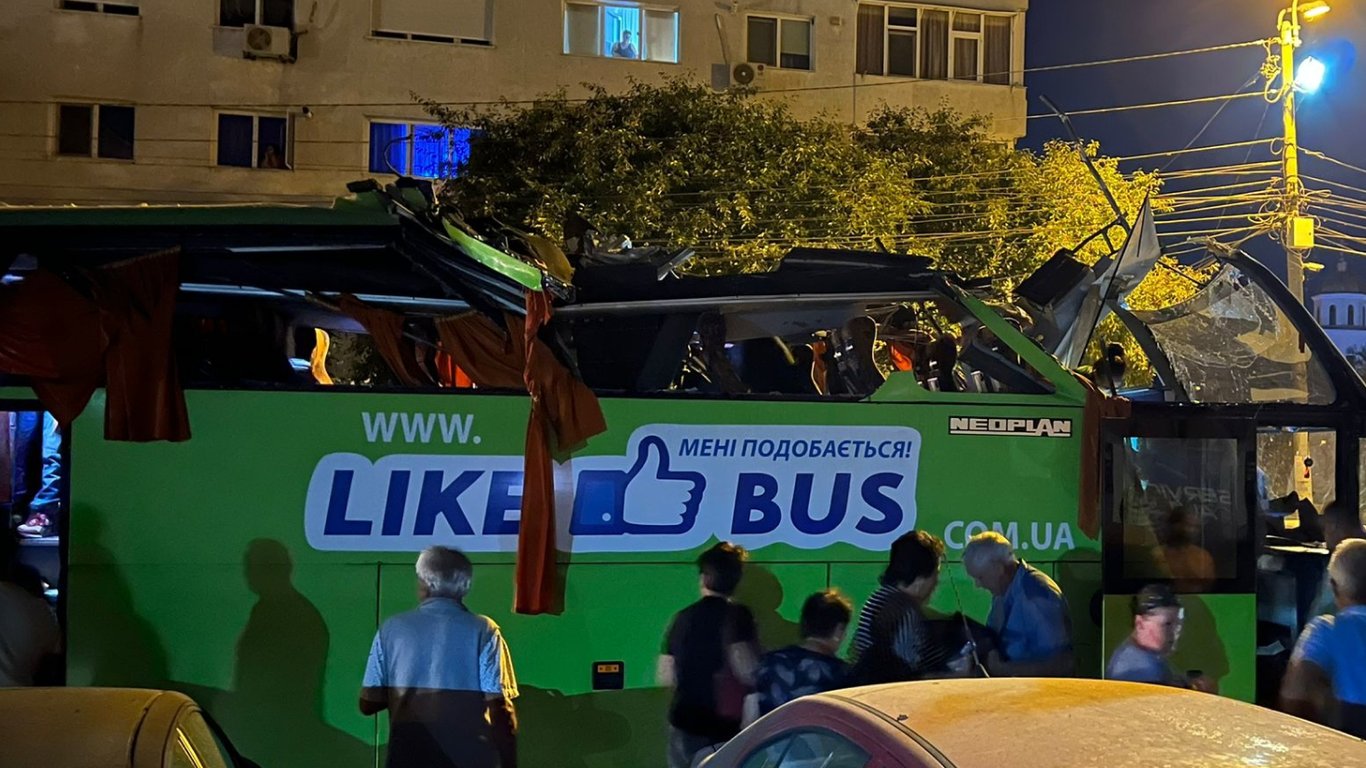 У Румунії автобус із 45 українцями врізався в міст: що відомо про аварію