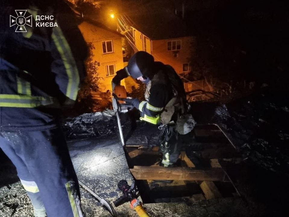 У Голосіївському районі спалахнула новобудова після російської атаки - фото 2