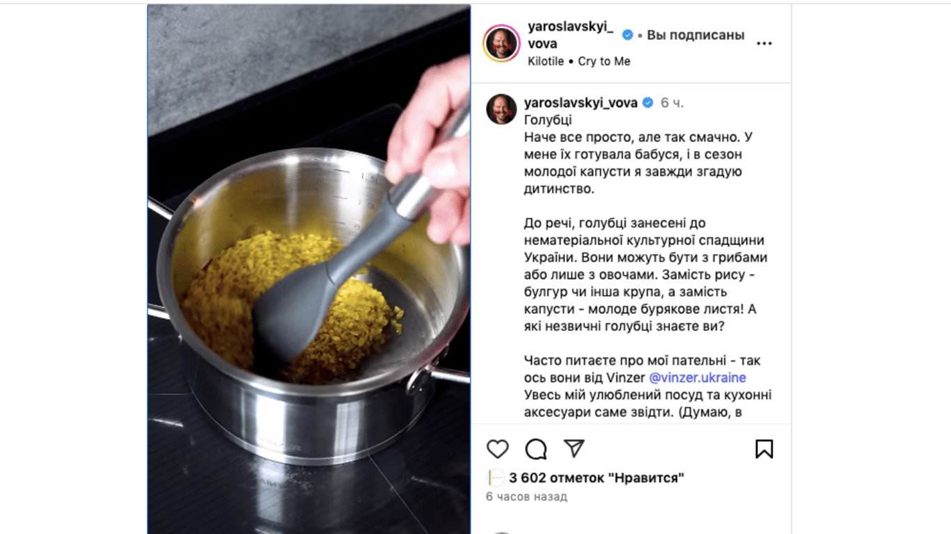 Домашні голубці в каструлі, залиті соусом з томатів та сметани, готові до подачі