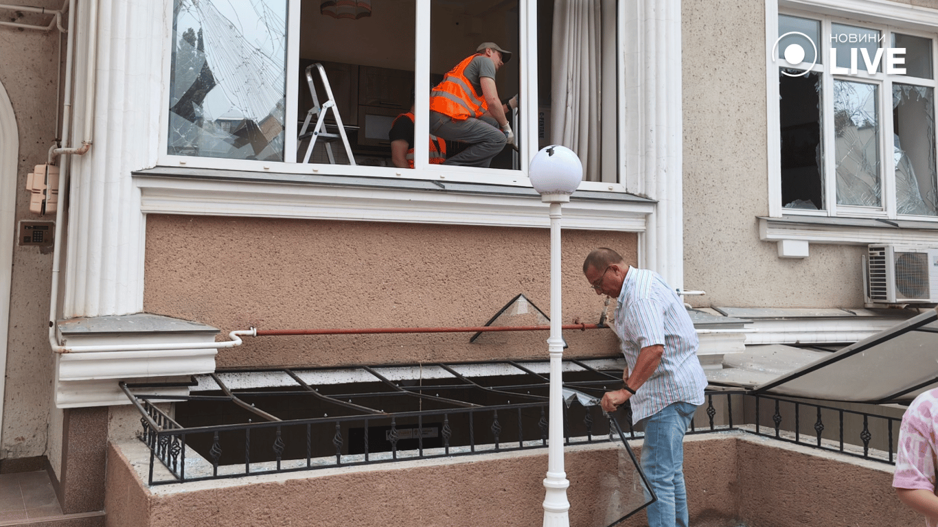 Комунальники прибирають наслідки удару по будинку в Одесі