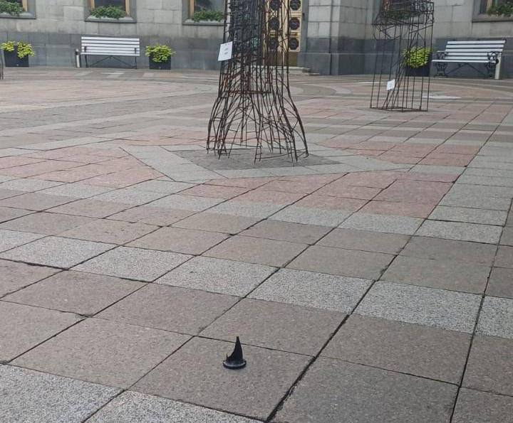 Уламки біля Верховної Ради