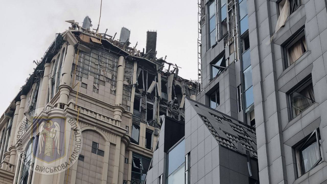 Київ після атаки: пошкоджені будівлі та вигорілі автівки