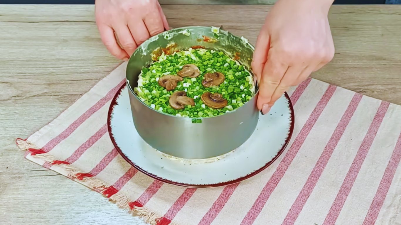 рецепт салату з куркою, грибами та чорносливом