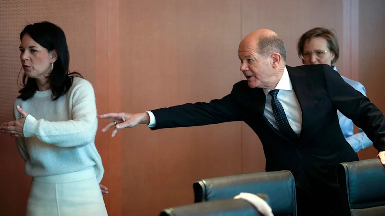 Бербок прокоментувала світлину, де вона тікає від Шольца