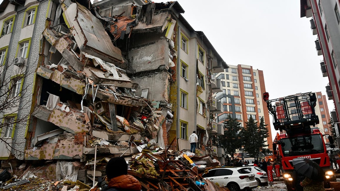 В Турции арестовано уже 247 человек из-за обвала зданий