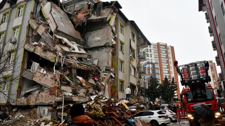 Смертельные землетрясения: из-за обрушения зданий в Турции задержаны почти тысяча человек - 285x160