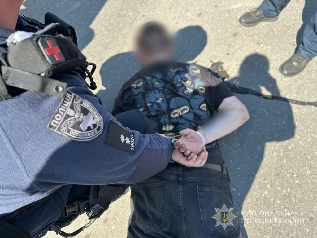 В Одесі затримали чоловіка зі зброєю та гранатою