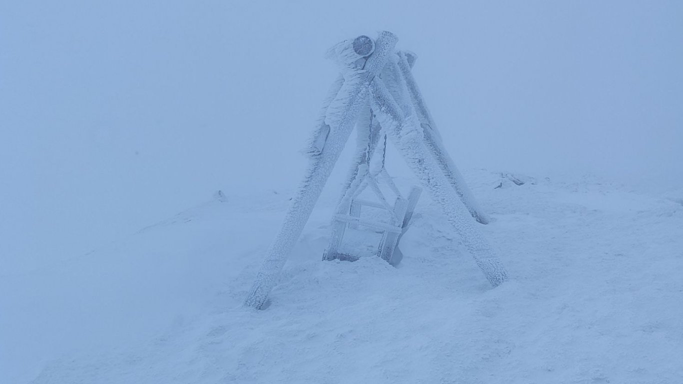 Карпаты мощно засыпало снегом, на Поп Иване сегодня -8°C