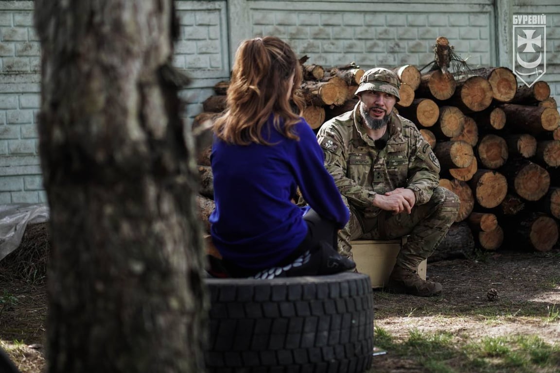Офіцер бригади "Буревій" Віталій Марків спілкується з журналістами Новини.LIVE. Фото: Новини.LIVE