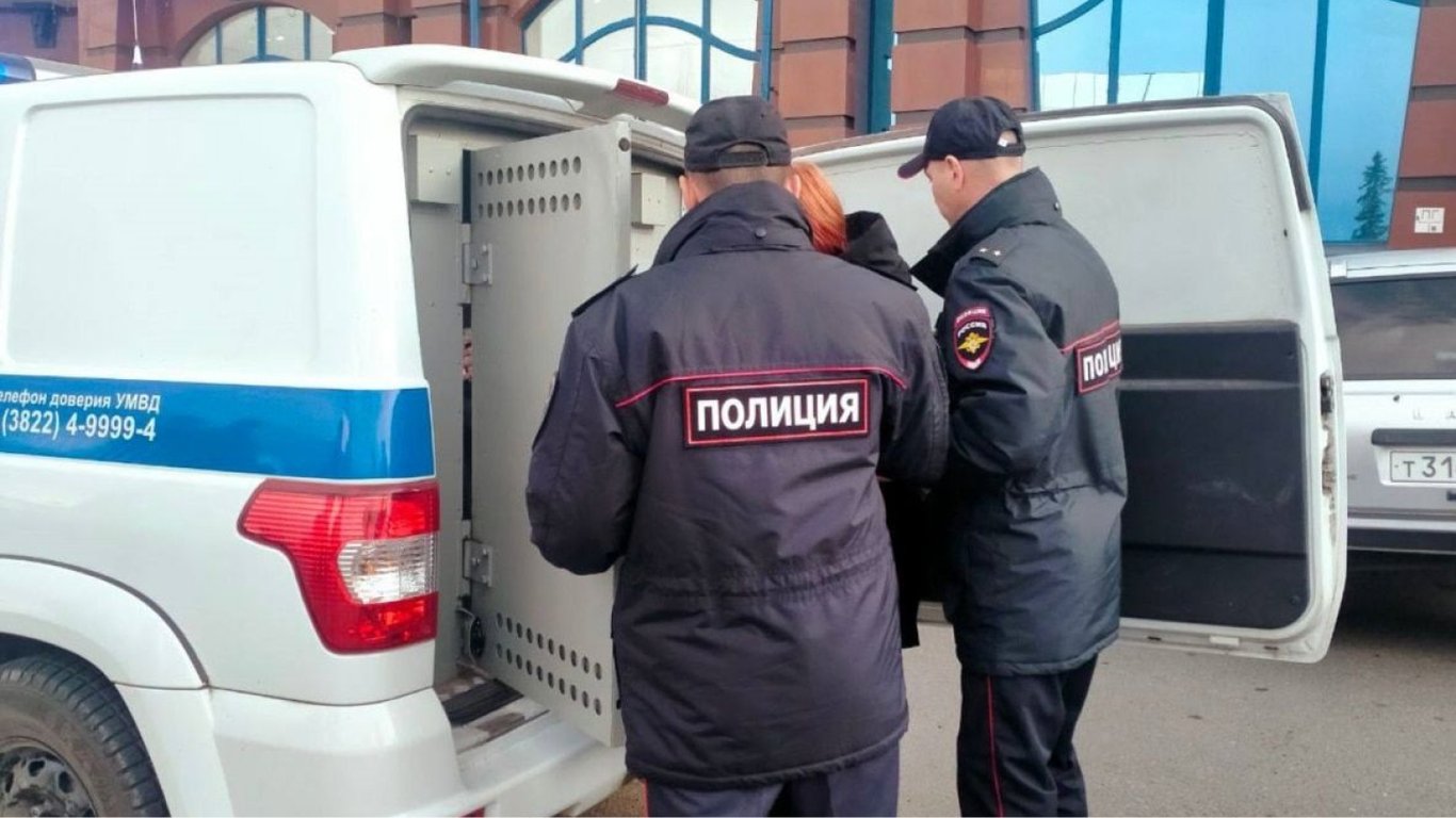 В Москве оштрафовали девушку за ленту желто-синих цветов