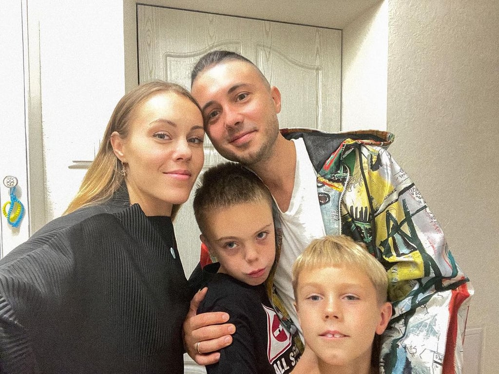Співачка Alyosha з чоловіком Тарасом Тополею та синами. Фото: instagram.com/alyoshasinger/