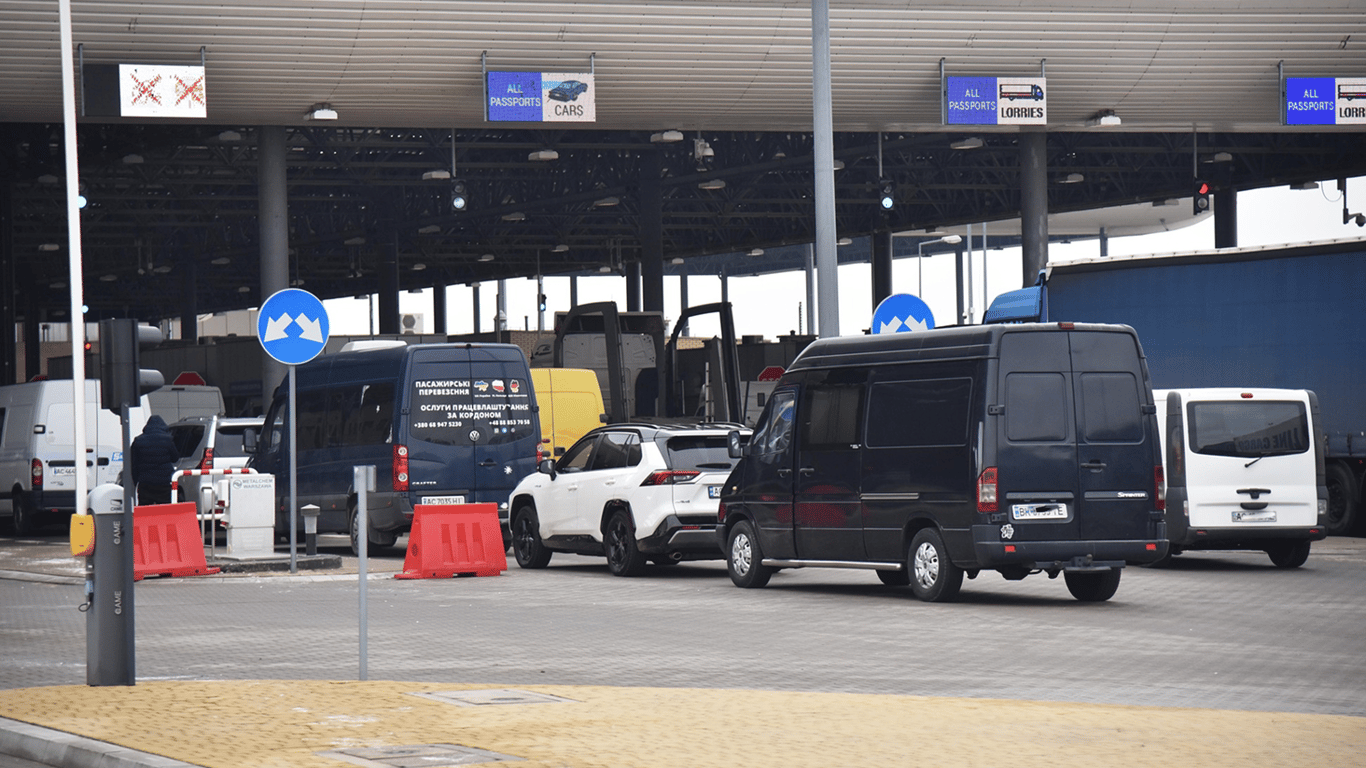 Виїзд до Словаччини та Угорщини ускладнений: на яких КПП черги