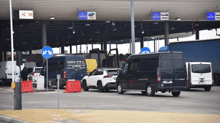 Виїзд до Словаччини та Угорщини ускладнений: на яких КПП черги - 290x166