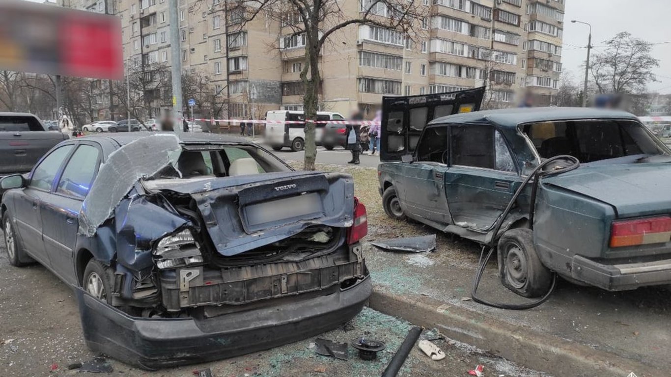 В Киеве водитель ВАЗ на "лысой" резине въехал в припаркованный автомобиль — есть пострадавшие