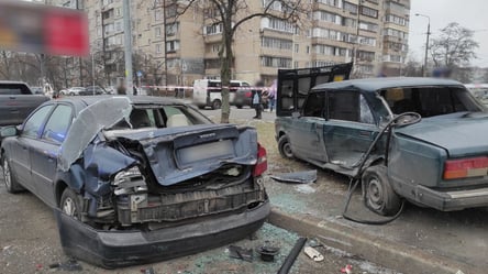 У Києві водій ВАЗ на "лисій" гумі в'їхав у припаркований автомобіль — є постраждалі - 290x166