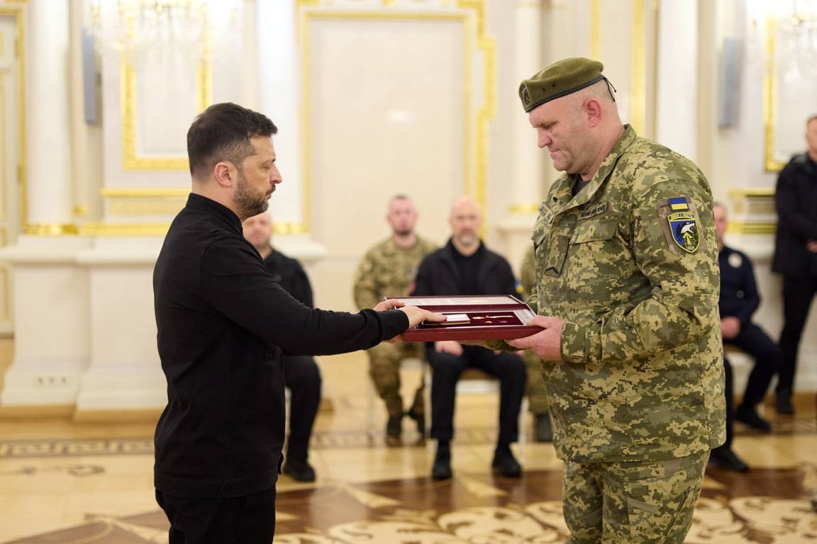 Зеленський нагороджує військового