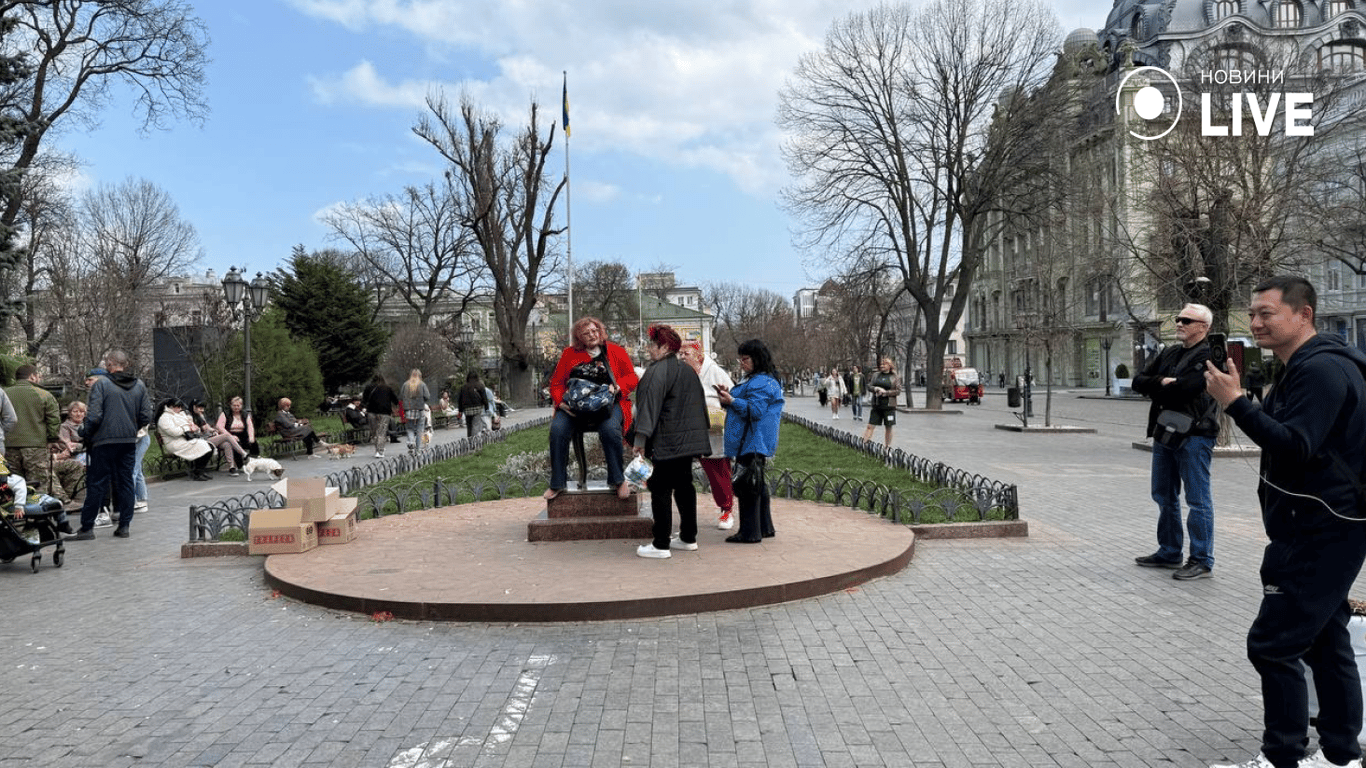 Жарти, фокуси та сміх – як одесити відзначили день гумору (фото) - фото 2