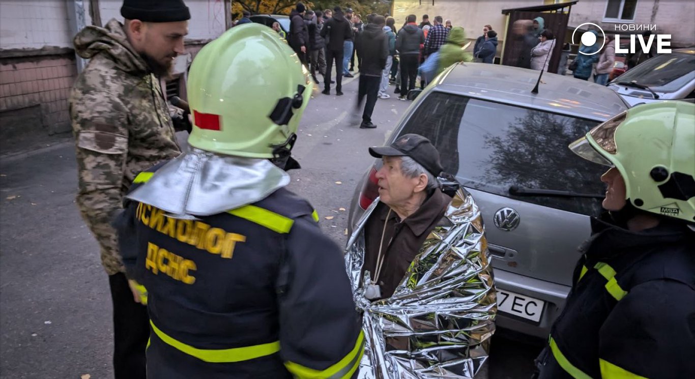 чоловік біля зруйнованого будинку