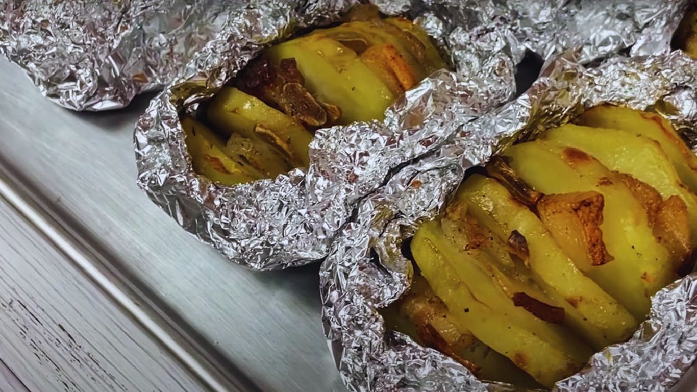Як приготувати картоплю з салом — відео рецепт
