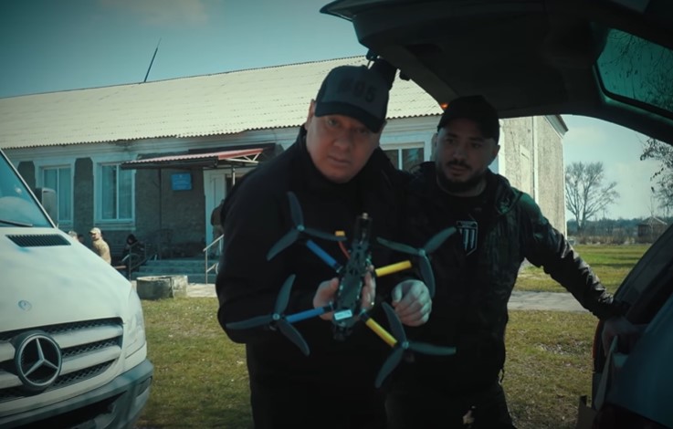 Актори студії "Квартал 95" відвідали військових на передовій та передали їм необхідну техніку - фото 1